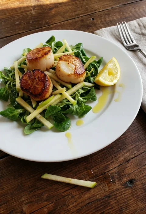 Seared scallops on lamb's lettuce and apple julienne salad